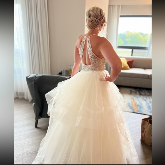 I’m selling my beautiful wedding gown. I’ve never felt as stunning as in this. - Picture 2 of 8